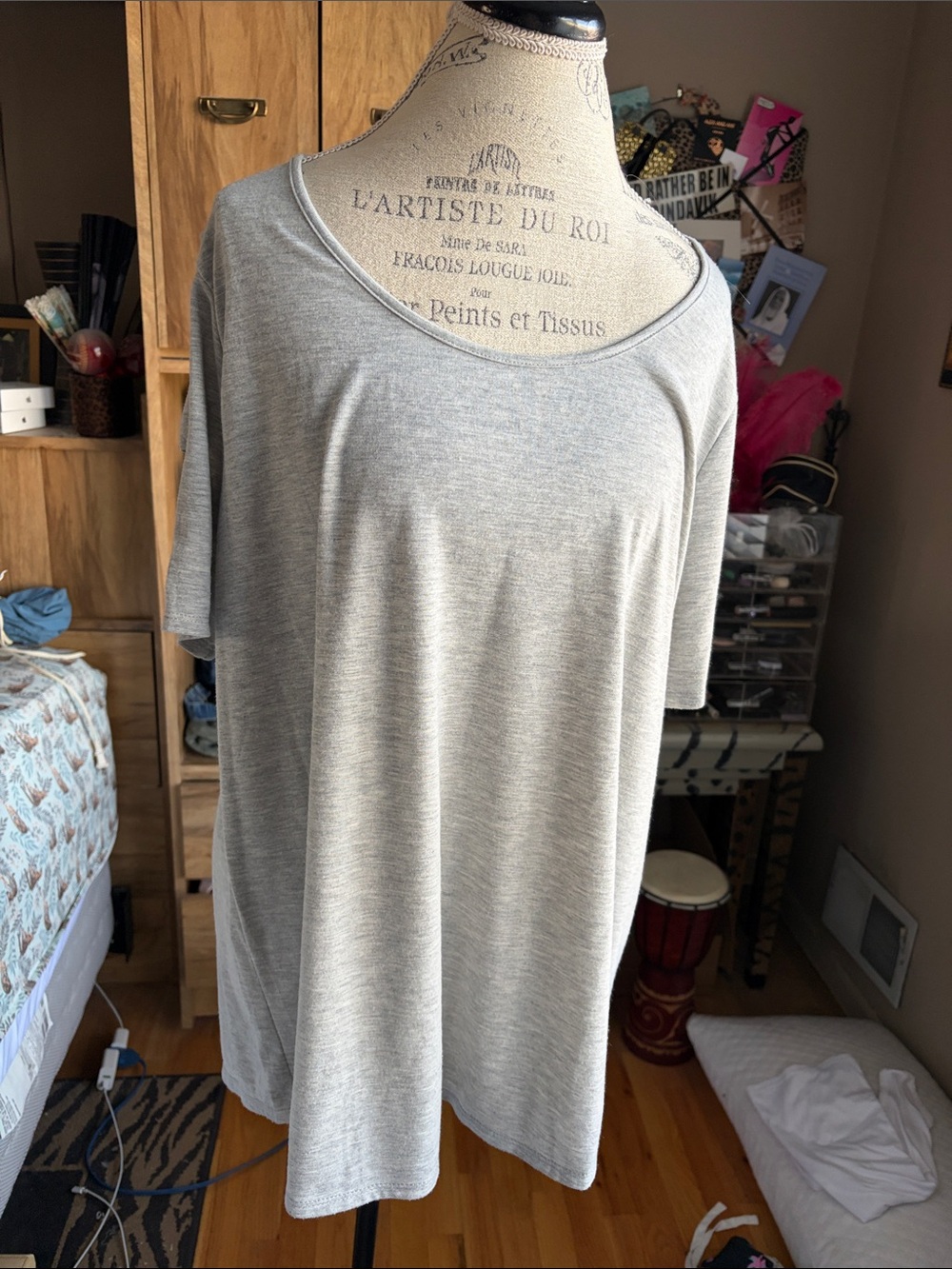 Women’s Short Sleeve Scoop Neck Tee in Light Gray